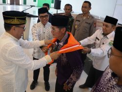 Pemasangan Kain Sal Jadi Simbol Pelepasan 141 Calon Jamaah Haji PPU