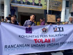 Aksi Damai di Gedung DPRD, Komunitas Pers Balikpapan Tolak Revisi RUU Penyiaran