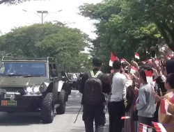 Ribuan Pelajar Balikpapan Sambut Iring-iringan Pembawa Duplikat Bendera Pusaka dan Teks Proklamasi