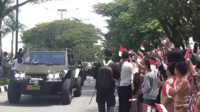 Ribuan Pelajar Balikpapan Sambut Iring-iringan Pembawa Duplikat Bendera Pusaka dan Teks Proklamasi