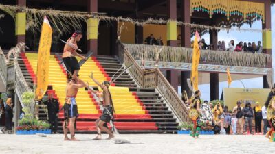 Pasukan Merah Tariu Borneo Bangkule Rajakng Meriahkan Festival Nondoi