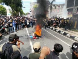 Gedung DPRD Balikpapan Dikepung Massa Aksi Damai