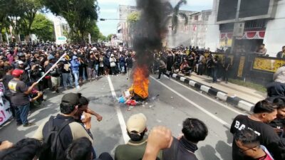 Gedung DPRD Balikpapan Dikepung Massa Aksi Damai